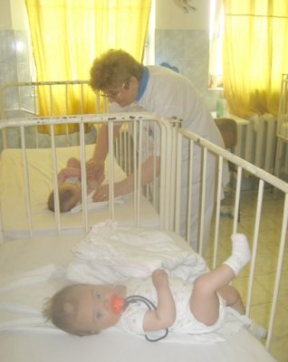 10 bebeluşi abandonaţi vor petrece Paştele în spital